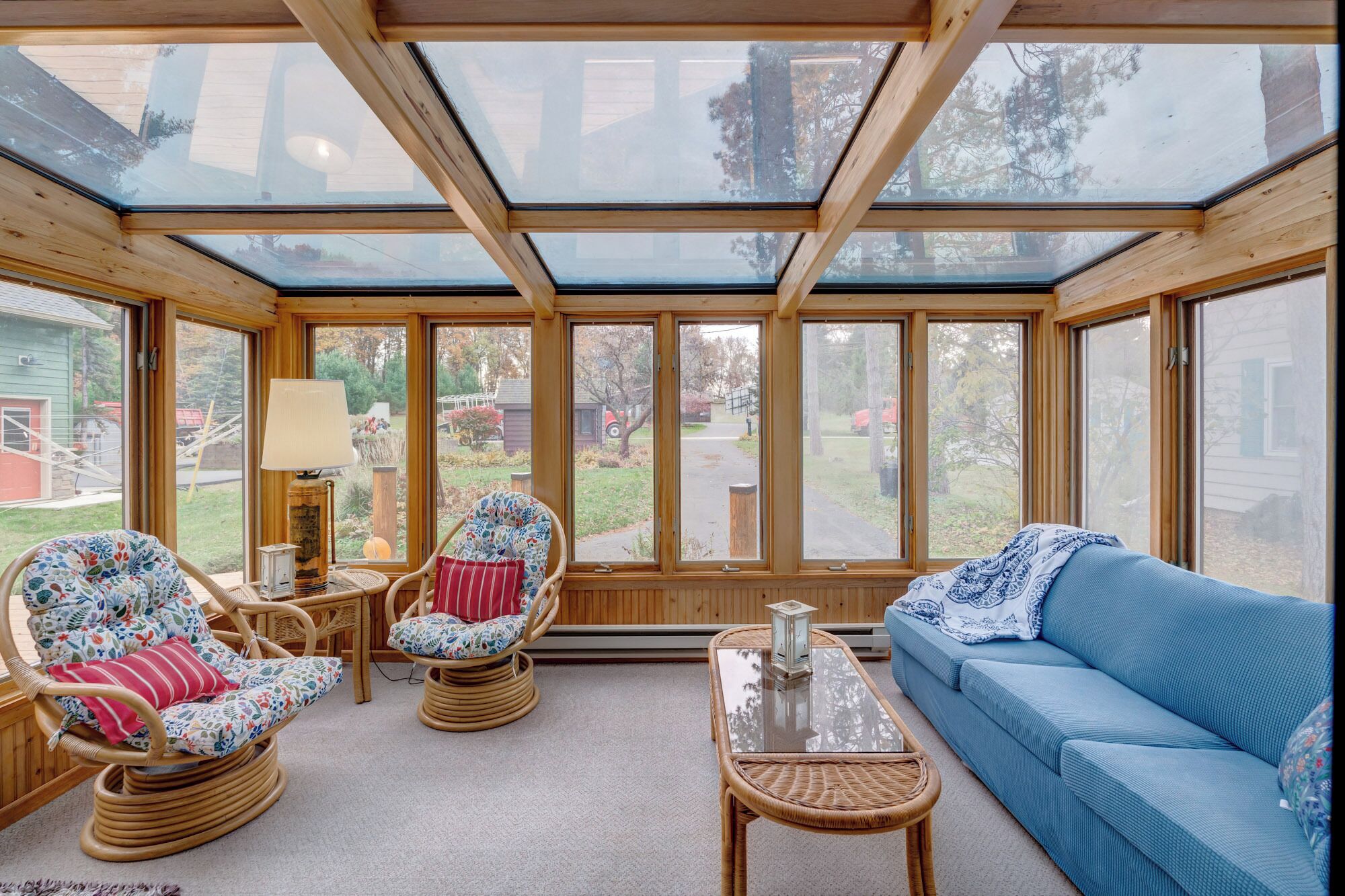 Télévision, cheminée, livres