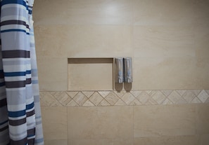 Serviettes fournies, savon, papier toilette