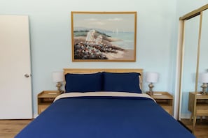 2 bedrooms, desk, iron/ironing board, free WiFi - Walk to DTLB, RetroRow, & Beach! (Long Beach)
