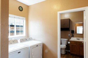 Hair dryer, towels, soap, shampoo - Walk to DTLB, RetroRow, & Beach! (Long Beach)