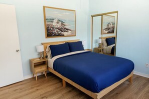 2 bedrooms, desk, iron/ironing board, WiFi - Walk to DTLB, RetroRow, & Beach! (Long Beach)