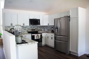 Microwave, oven, stovetop, dishwasher - Cardinal Nest – Cozy Home Near Airport & St. Charles, Gateway Arch & Zoo (Saint Ann)