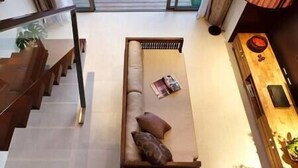 Una sala de estar moderna con un sofá, una mesa de centro y una escalera.