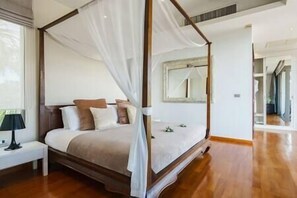 8 bedrooms, in-room safe