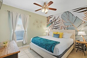 4 bedrooms, desk, iron/ironing board, free WiFi - Heated Pool • Golf Cart • Walk to Beach • Pets • Floor Bedroom (Port Aransas)