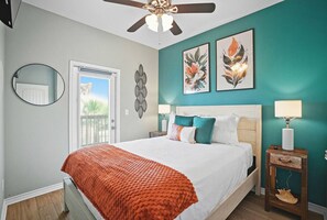 4 bedrooms, desk, iron/ironing board, free WiFi - Heated Pool • Golf Cart • Walk to Beach • Pets • Floor Bedroom (Port Aransas)