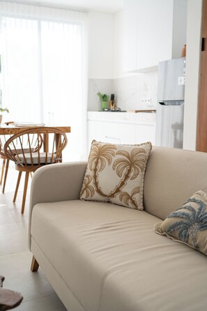 Villa Deluxe, vistas a la piscina | Cocina privada | Frigorífico grande, placa de cocina y utensilios de cocina