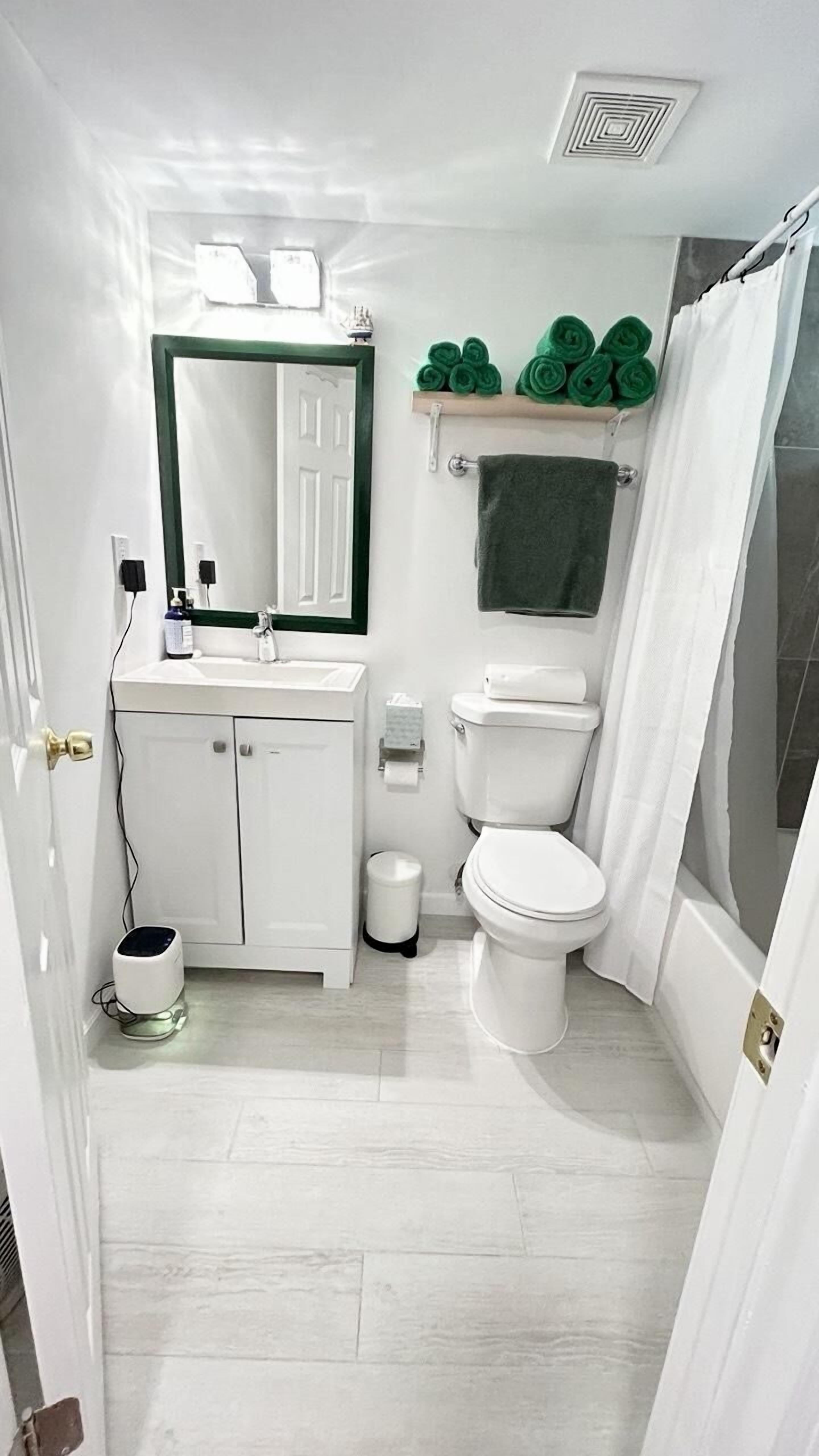 ヘアドライヤー、タオル、石鹸、トイレットペーパー