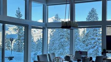 Nhà | Khu vực ăn uống tại phòng