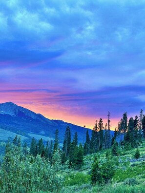 A mountainous landscape with a clear sky and a sunset. - Mountain Retreat in Breckenridge (Breckenridge)