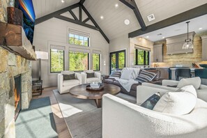 Smart TV, fireplace, table tennis - 330 South Peak - Hot Tub - Timbertown Lift - Pemi River Access - Loon Mtn (Lincoln)