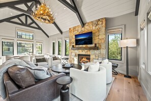 Interior - 330 South Peak - Hot Tub - Timbertown Lift - Pemi River Access - Loon Mtn (Lincoln)