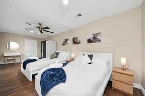 5 bedrooms, iron/ironing board, Internet, bed sheets