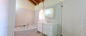 Towels, toilet paper - Secret Harbor Villa – Luxury Family Getaway (Lance aux Epines)