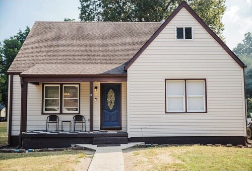 Spacious 3-bedroom 2 story house in New Madrid near boat ramp with a toy room!