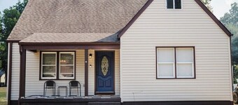 Spacious 3-bedroom 2 story house in New Madrid near boat ramp with a toy room!