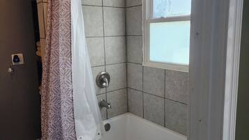 Dutxa, assecador de cabells, tovalloles i sabó