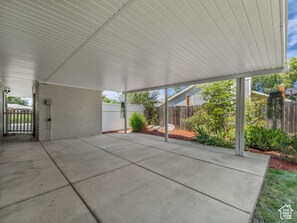 Property grounds - Cute, Cozy Home Minutes from Skiing & Hiking (Sandy)