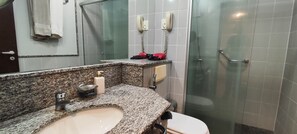 Secador de cabelo, toalhas de banho, sabonete, papel higiênico