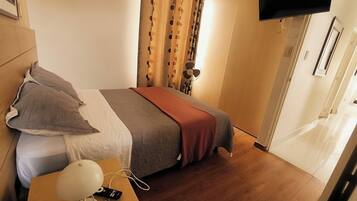 3 habitaciones, tabla de planchar con plancha, wifi y ropa de cama