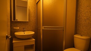 A bathroom with a white sink, a toilet, and a glass shower enclosure. - Cozy central shelter, steps away from the Mall (Ideal for families and friends). (Trujillo)