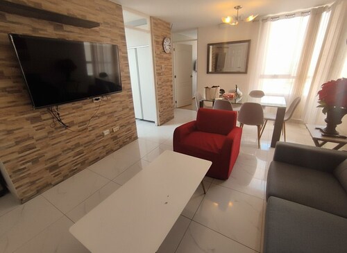 Cozy central shelter, steps away from the Mall (Ideal for families and friends).