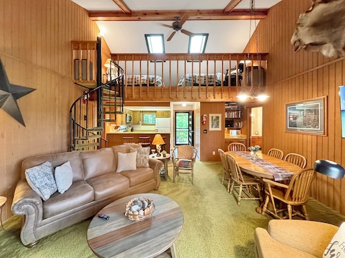 Bear Hills Retreat with Scenic Fairway Views