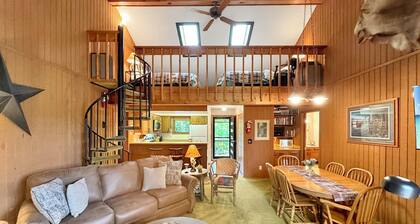 Bear Hills Retreat with Scenic Fairway Views