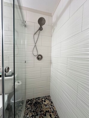 Chuveiro, secador de cabelo, toalhas de banho, sabonete