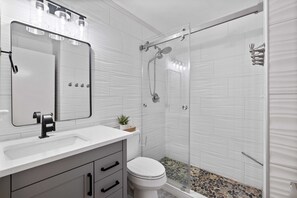 Douche, sèche-cheveux, serviettes fournies, savon