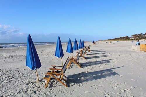 Beachfront Couples Coastal Getaway
Renovated I Pool I Balcony I AC
Oceanviews