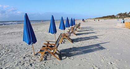 Beachfront Couples Coastal Getaway
Renovated I Pool I Balcony I AC
Oceanviews
