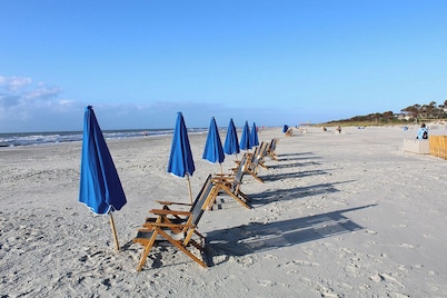 Beachfront Couples Coastal Getaway
Renovated I Pool I Balcony I AC
Oceanviews