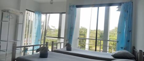 Family Townhome, 4 Bedrooms, Mountain View | Free WiFi, bed sheets