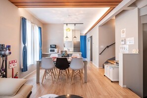 A modern apartment with a dining area, kitchen, and a staircase. - Max. 12 people OK! Less than 15 minutes walk to the station and the sea! A house in a good location in Kamakura! (鎌倉市大町)