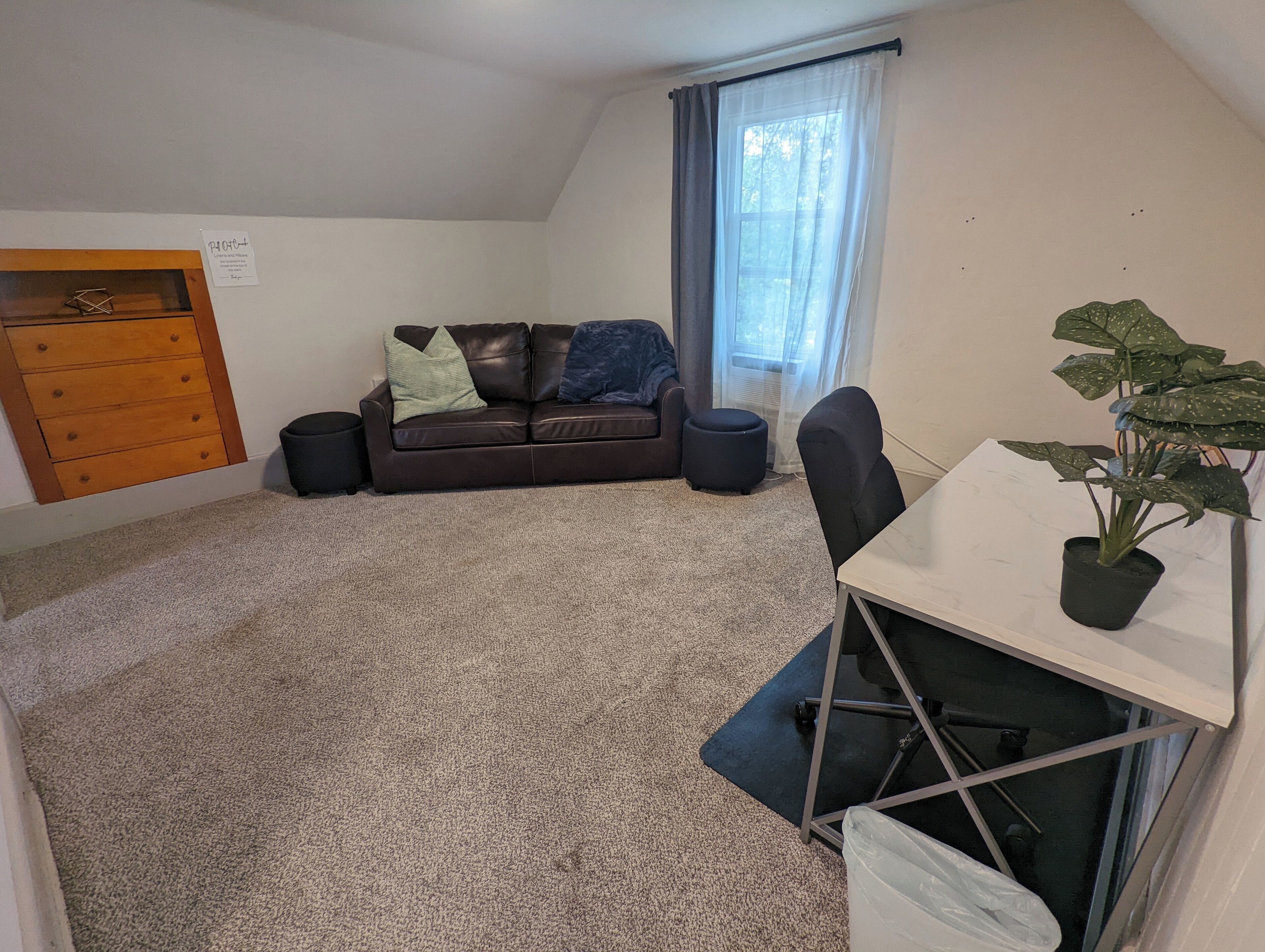 Vicky's Place - 3 Bed, 1-bath, Pet Friendly W/yard & Parking - Great Falls, MT