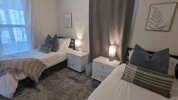 3 makuuhuonetta, työpöytä, silitysrauta/-lauta, vauvan matkasänky