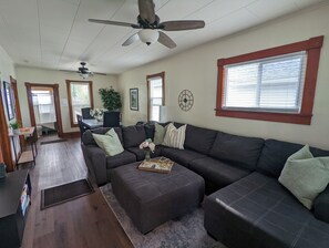 Smart TV - Vicky's Place - 3 bed, 1-bath, Pet Friendly w/Yard & Parking (Great Falls)