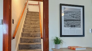 Un escalier avec des rampes en bois menant à un palier.