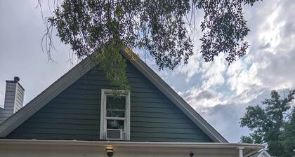 Vicky's Place - 3 bed, 1-bath, Pet Friendly w/Yard & Parking