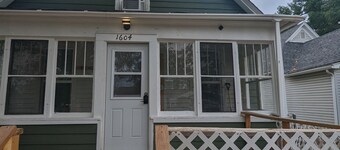 Vicky's Place - 3 bed, 1-bath, Pet Friendly w/Yard & Parking