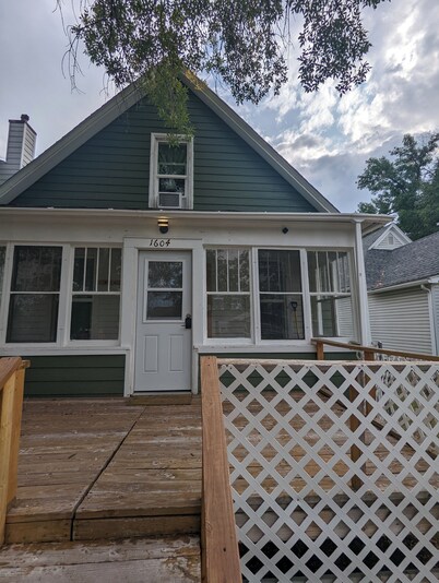 Vicky's Place - 3 bed, 1-bath, Pet Friendly w/Yard & Parking