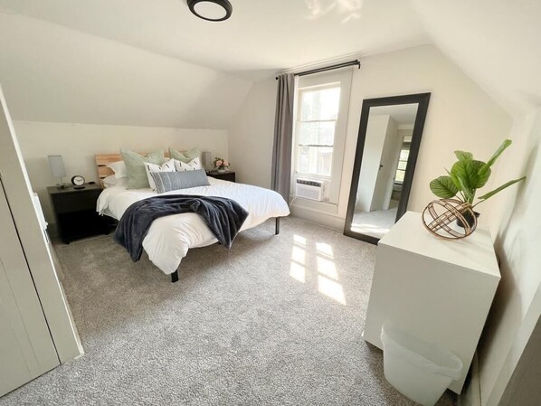 3 bedrooms, desk, iron/ironing board, free WiFi