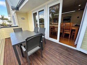 Outdoor dining - Russell Harbour Apartment (Russell)