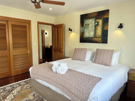 5 bedrooms, iron/ironing board, WiFi, bed sheets. Russell Harbour Apartment