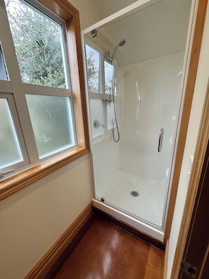 Hair dryer, towels, soap, toilet paper - Russell Harbour Apartment (Russell)