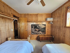 2 chambres, lit parapluie, draps fournis