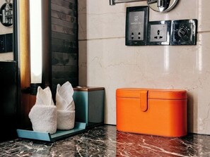 Minibar, caja de seguridad en la habitación y cortinas blackout 