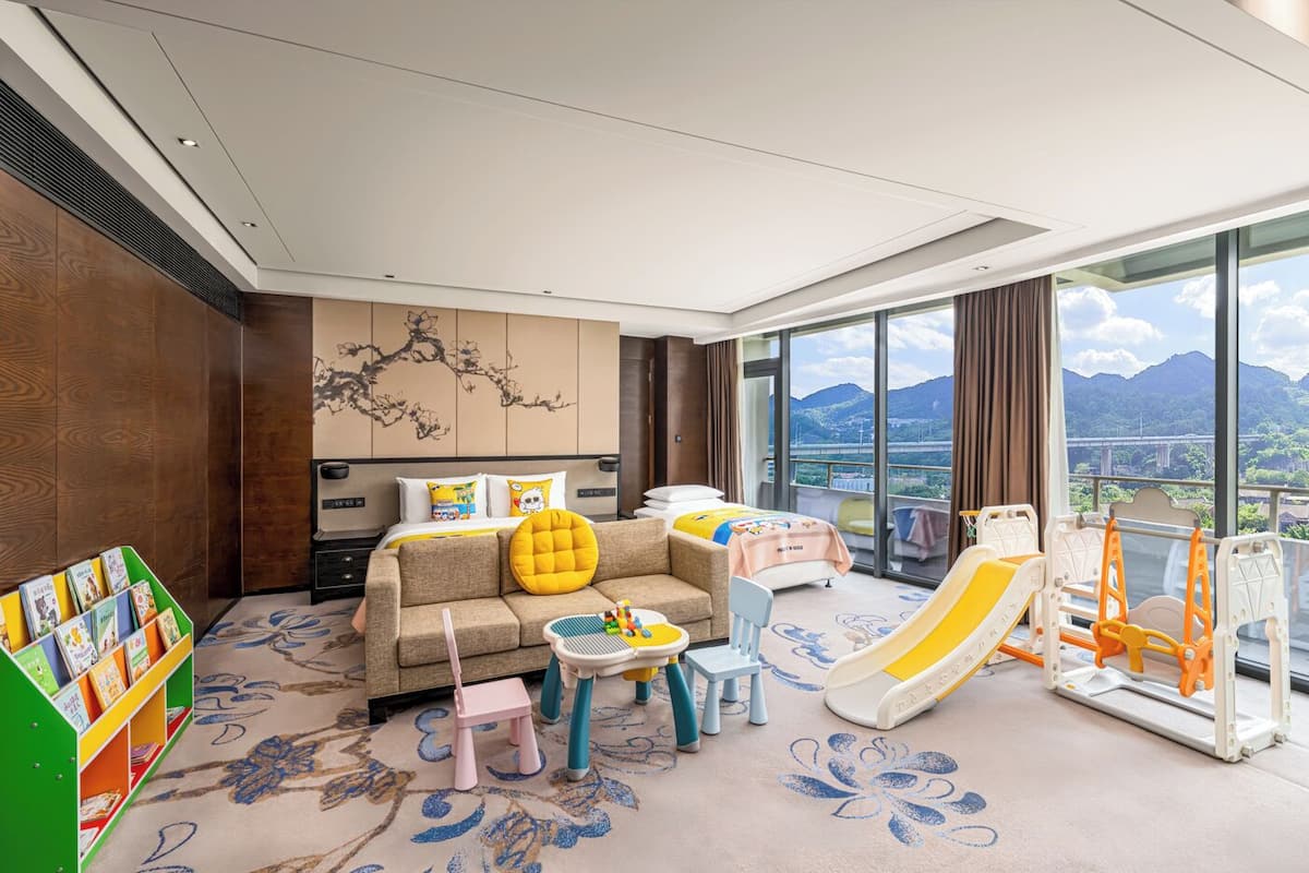 Family Studio Suite | Minibar, in-room safe, blackout drapes, iron/ironing board