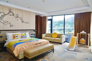 Family Studio Suite | Minibar, in-room safe, blackout drapes, iron/ironing board